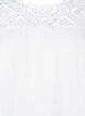 Kortermet bluse i viskose med blondedetaljer, Bright White, Packshot image number 2
