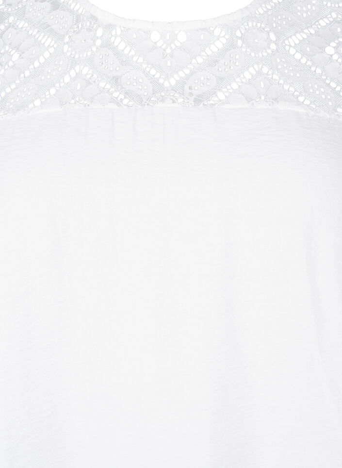 Kortermet bluse i viskose med blondedetaljer, Bright White, Packshot image number 2