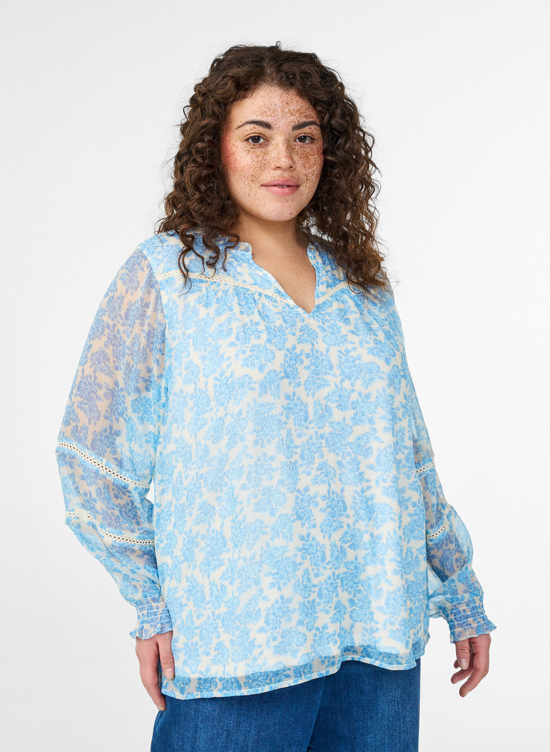 Chiffonbluse med blomstertrykk og heklekant, Bl&aring;, Model