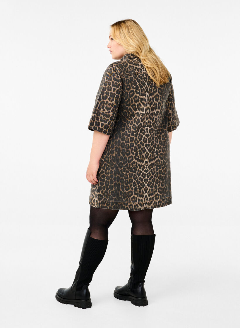 Kortermet denimkjole med leopardmønster, LEO AOP, Model image number 1
