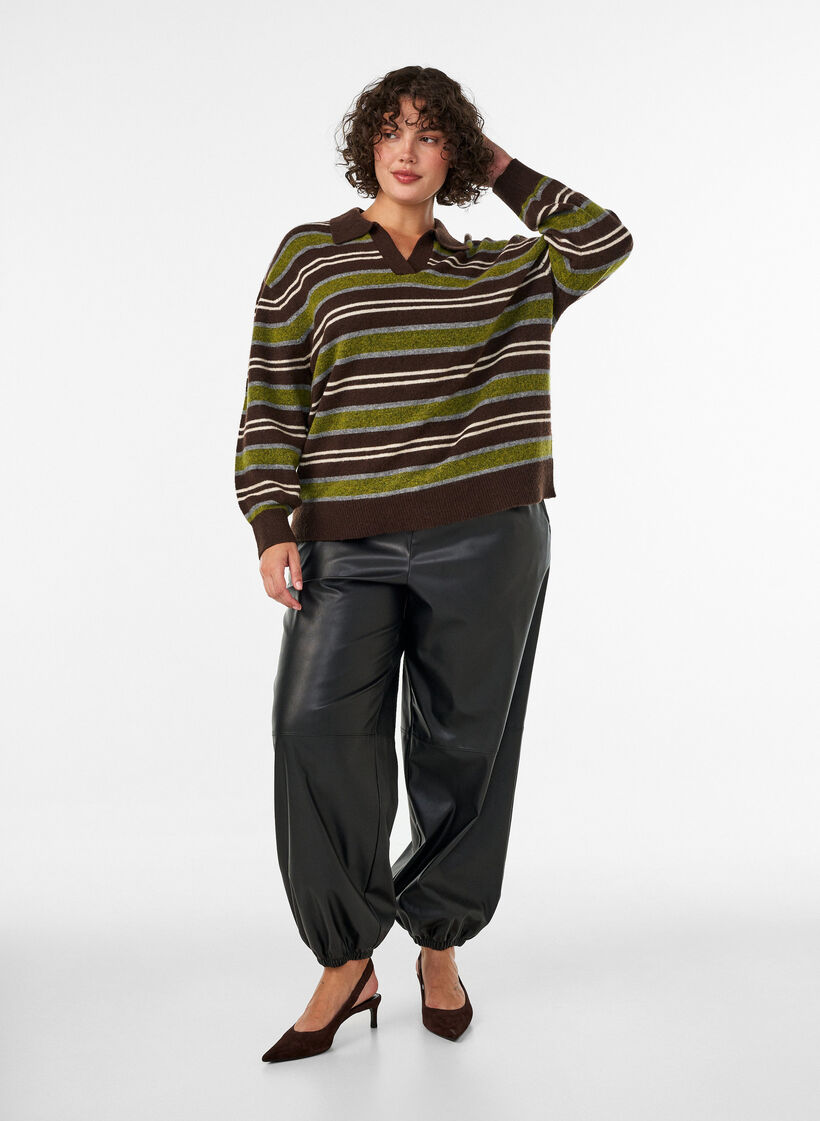 Strikkebluse med striper og poloskjorte krage, Brun, Model