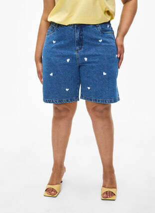 Zizzi Dongerishorts med høy midje, med broderte hjerter, Blå, Model image number 3