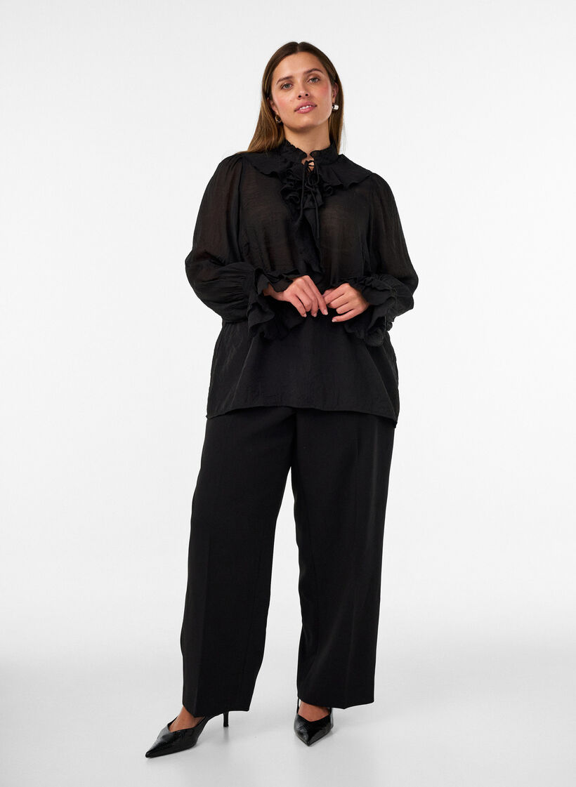 Viskosebluse med volanger og lange ermer, Svart, Model image number 1