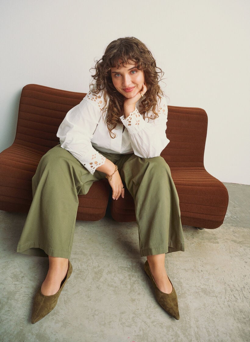 Bluse med V-hals og broderie anglaise-detaljer, Hvit, Image image number 0