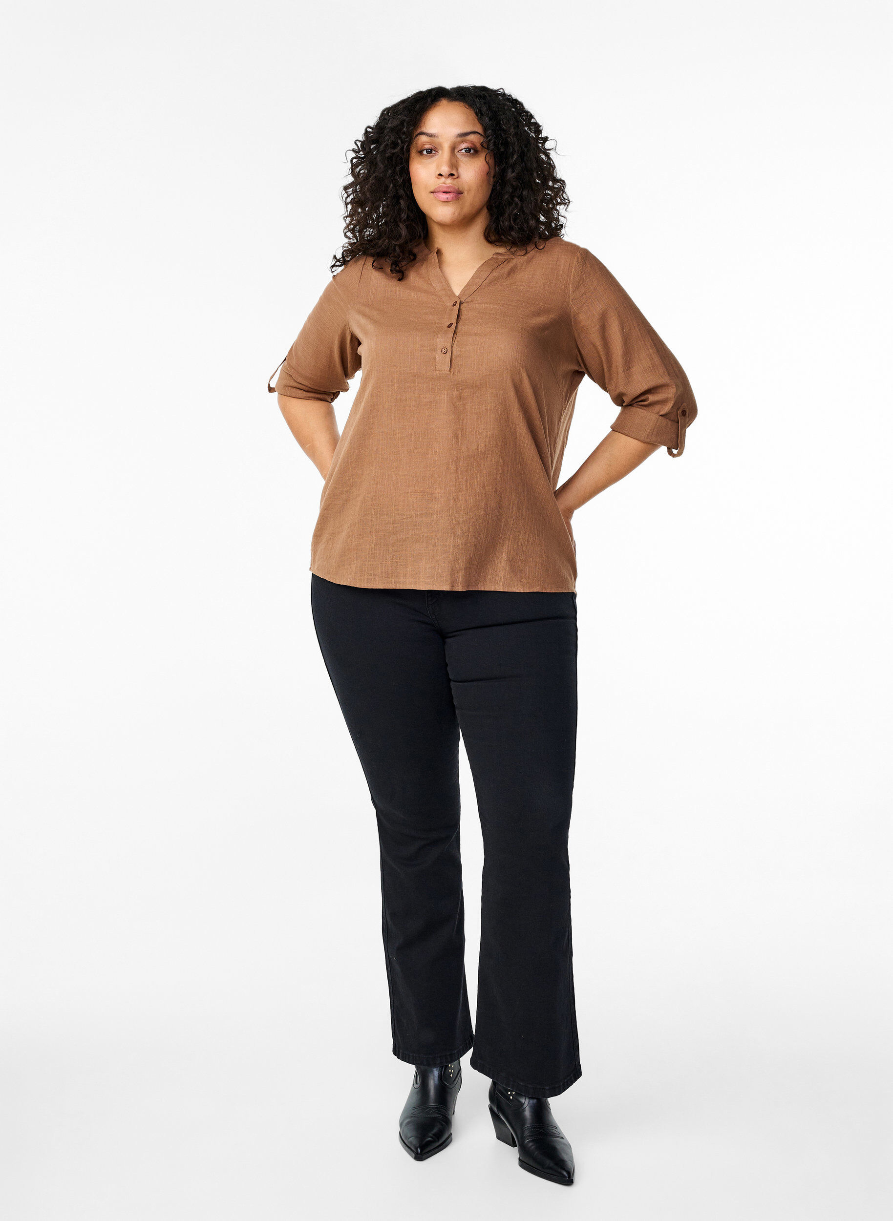 Zizzi Skjortebluse i bomull med V-hals, Coca Mocha, Model image number 3