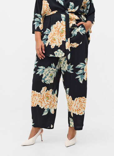 Løstsittende viskosebukser i blomstermønster, Roses on Navy, Model image number 2