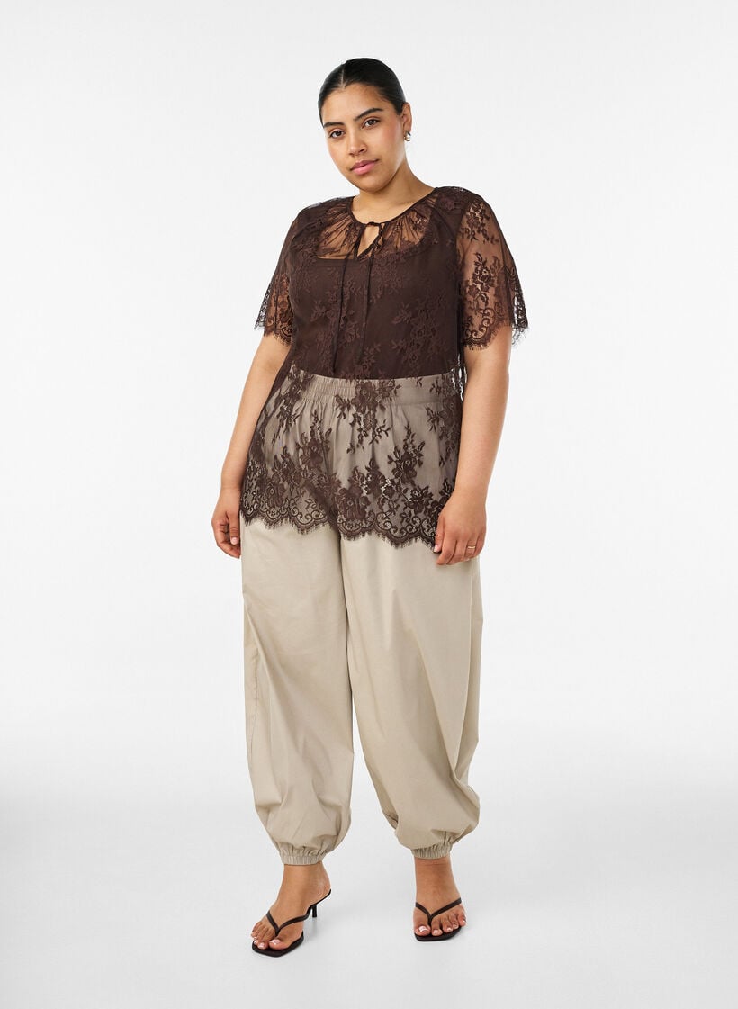 Kortermet bluse med blonder og knyting, Brun, Model image number 1