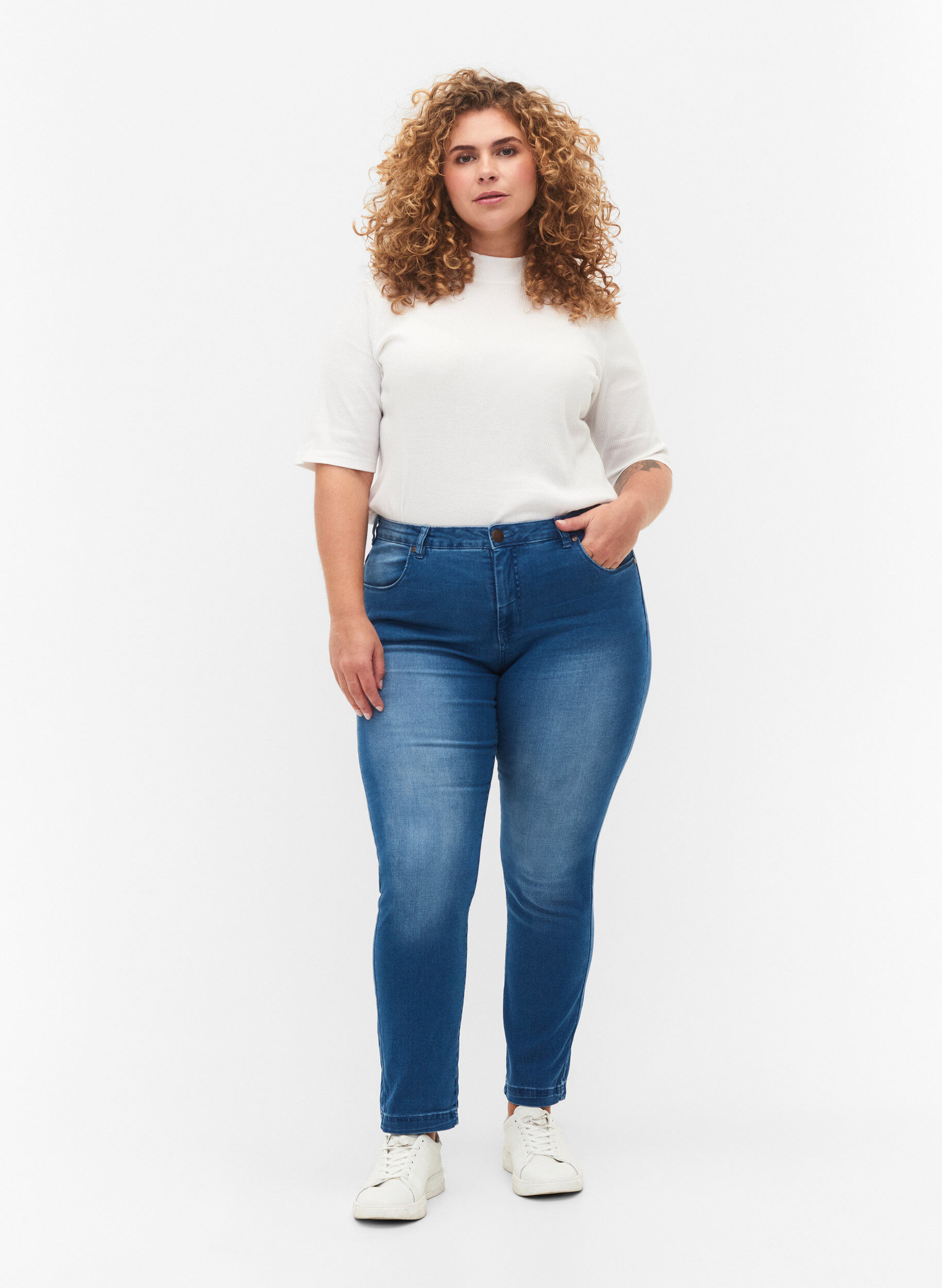 Slim fit Emily jeans med normal h&oslash;yde i livet, Bl&aring;, Model