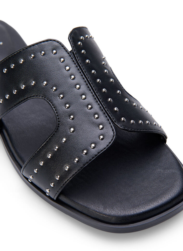 Flate slip-on-sandaler med bred passform og nitter, Black, Packshot