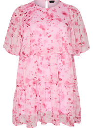Kort kjole i chiffonlook med blomsterprint og volanger, Rosa