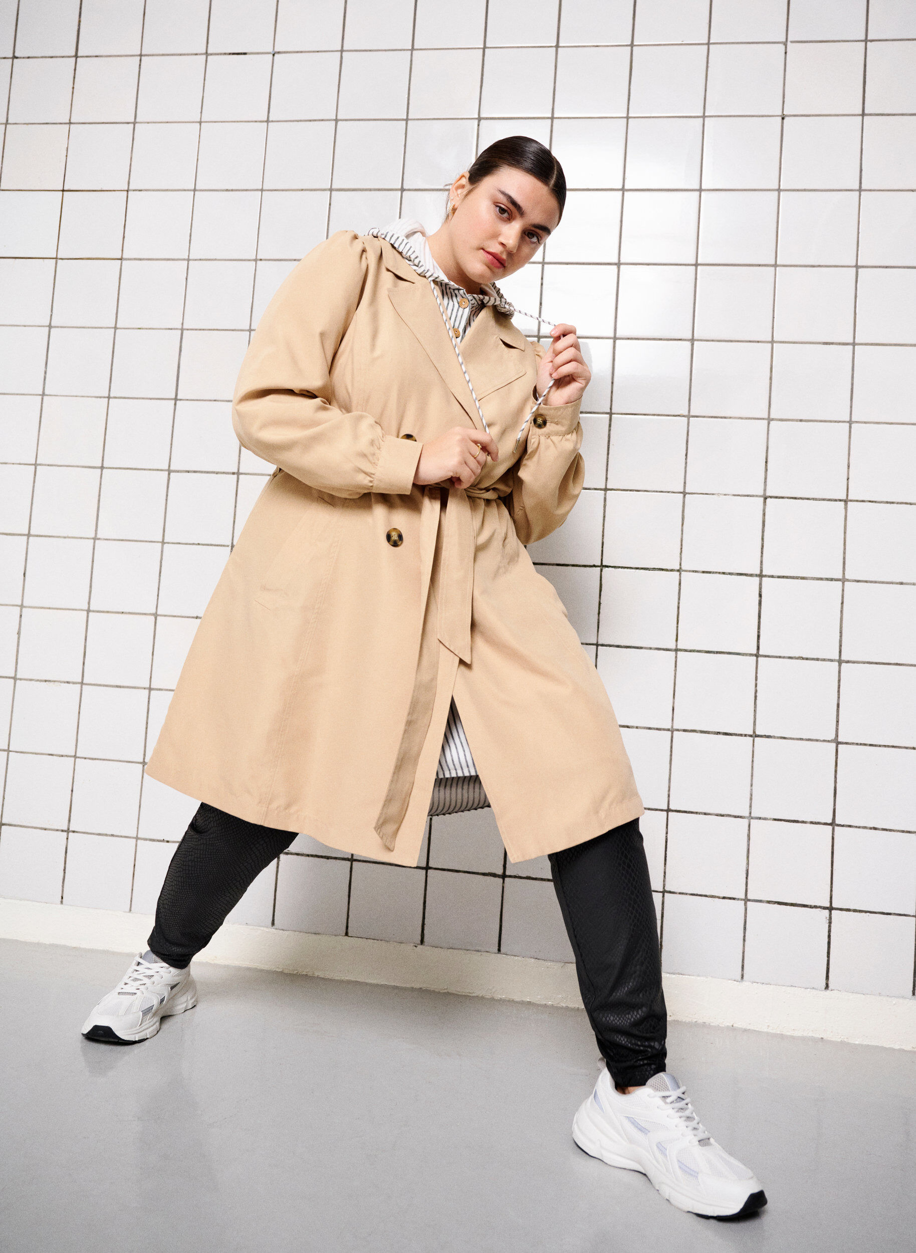 Zizzi Trenchcoat med belte og lommer, Nomad, Image image number 1