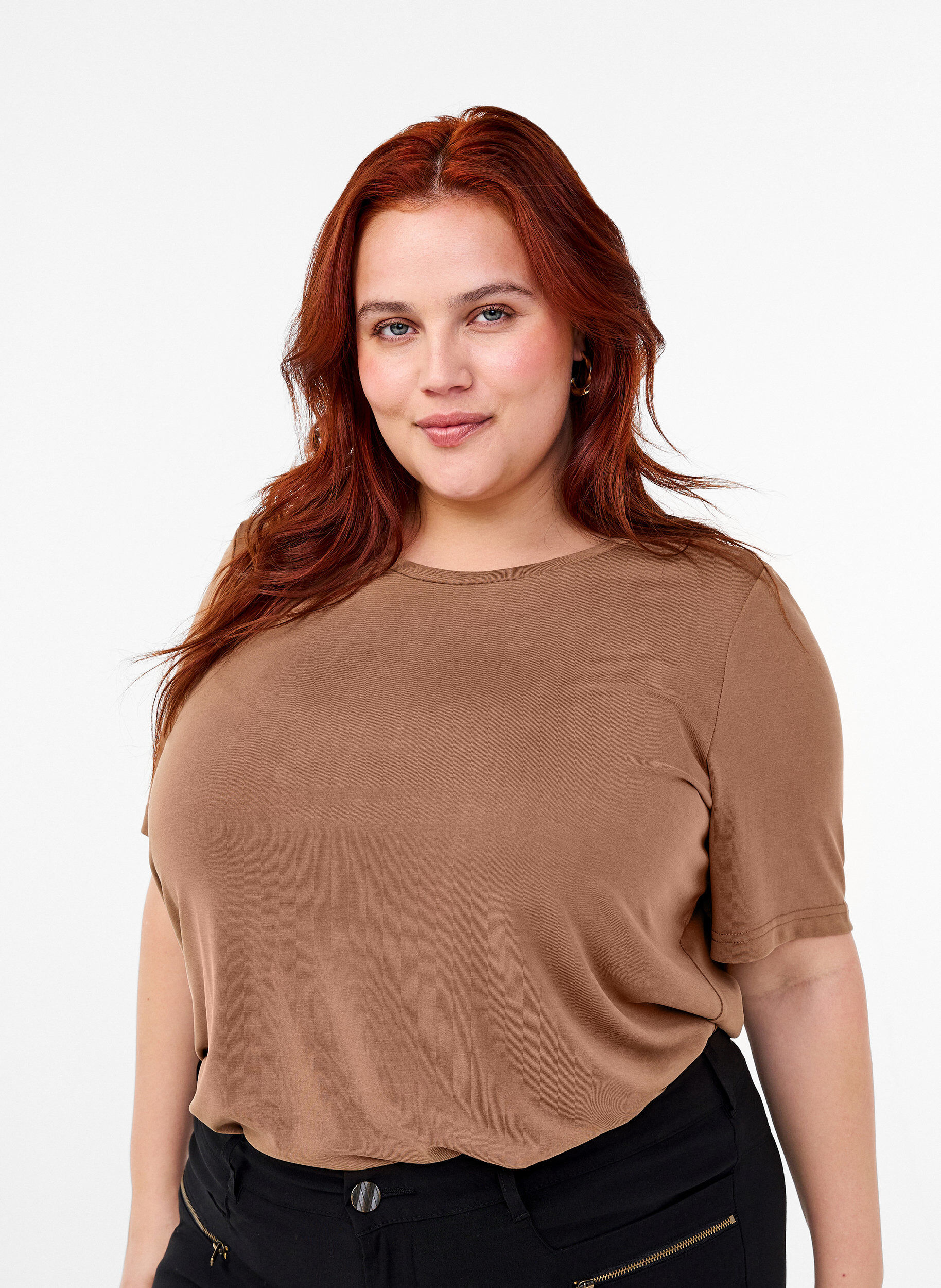 Zizzi T-skjorte i Tencel &trade; Modal med rund hals, Brun, Model image number 0