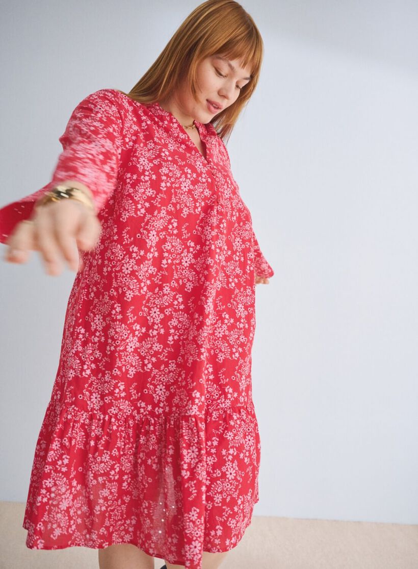 Kjole i rød med blomster, , Model