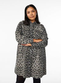 Langermet dongerikjole med leopardtrykk, Leo AOP Langermet dongerikjole med leopardtrykk, Leo AOP, Model