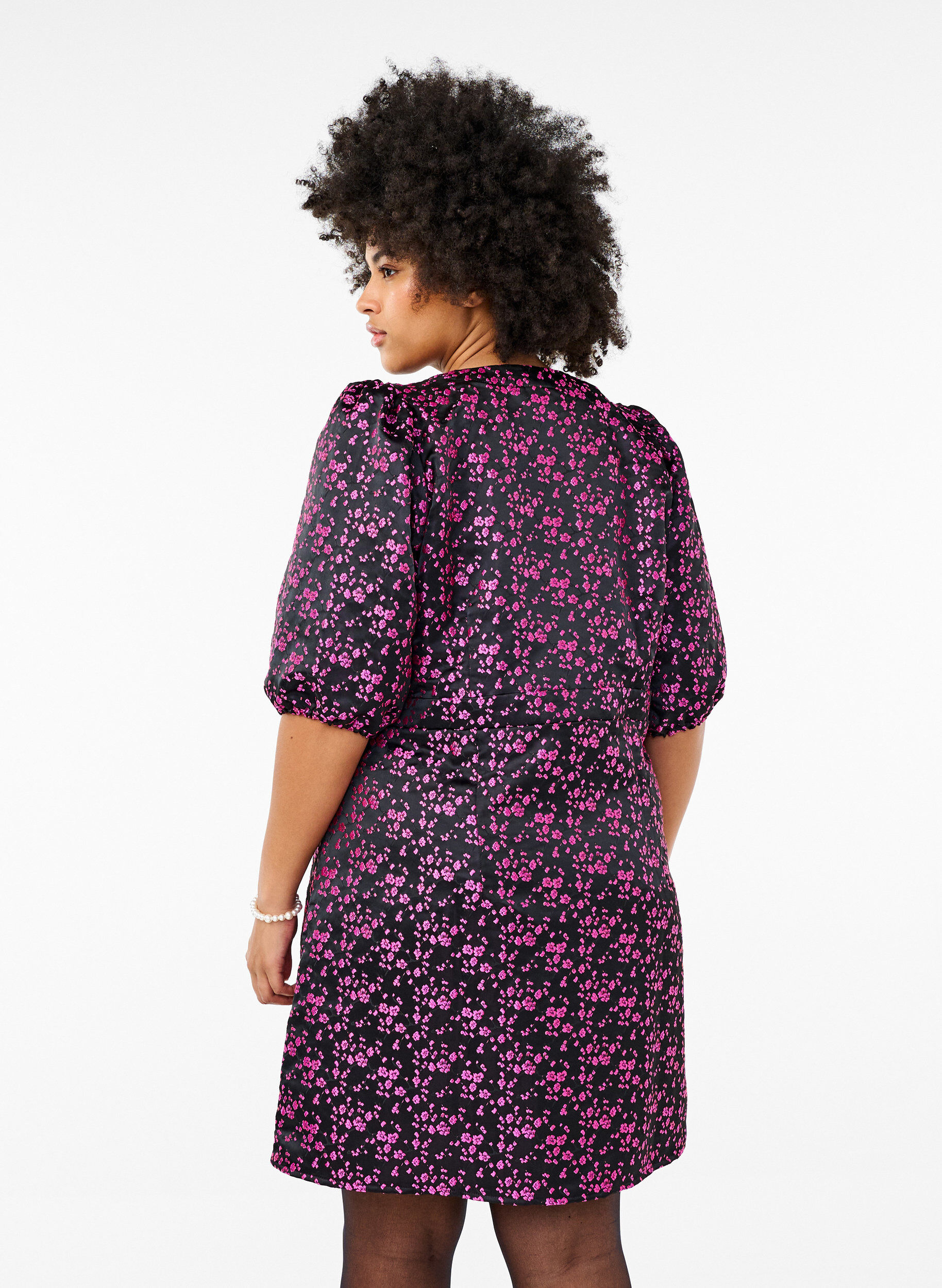 Zizzi Knelang kjole med broderte blomster, Black Pink Flower, Model image number 1