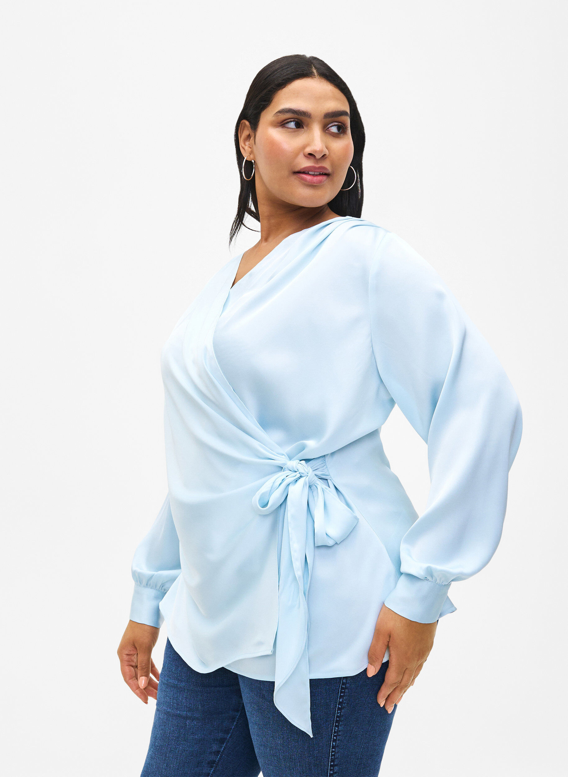 Zizzi Festbluse i sateng med omslag, Delicate Blue, Model image number 0