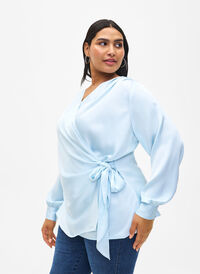 Festbluse i sateng med omslag, Delicate Blue Festbluse i sateng med omslag, Delicate Blue, Model