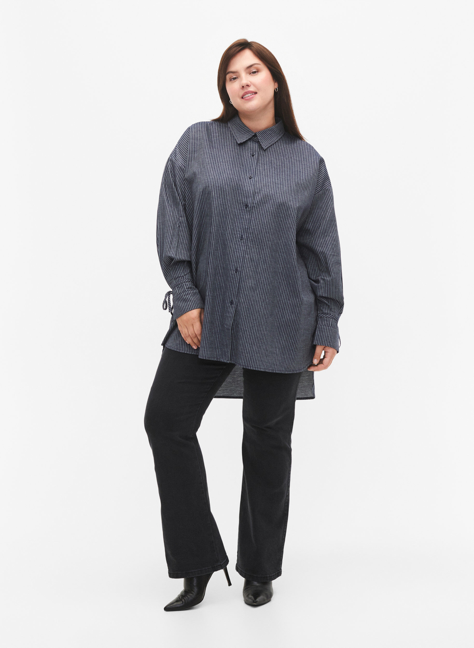 Zizzi Skjorte med knytting p&aring; erm, Navy Stripe, Model image number 3