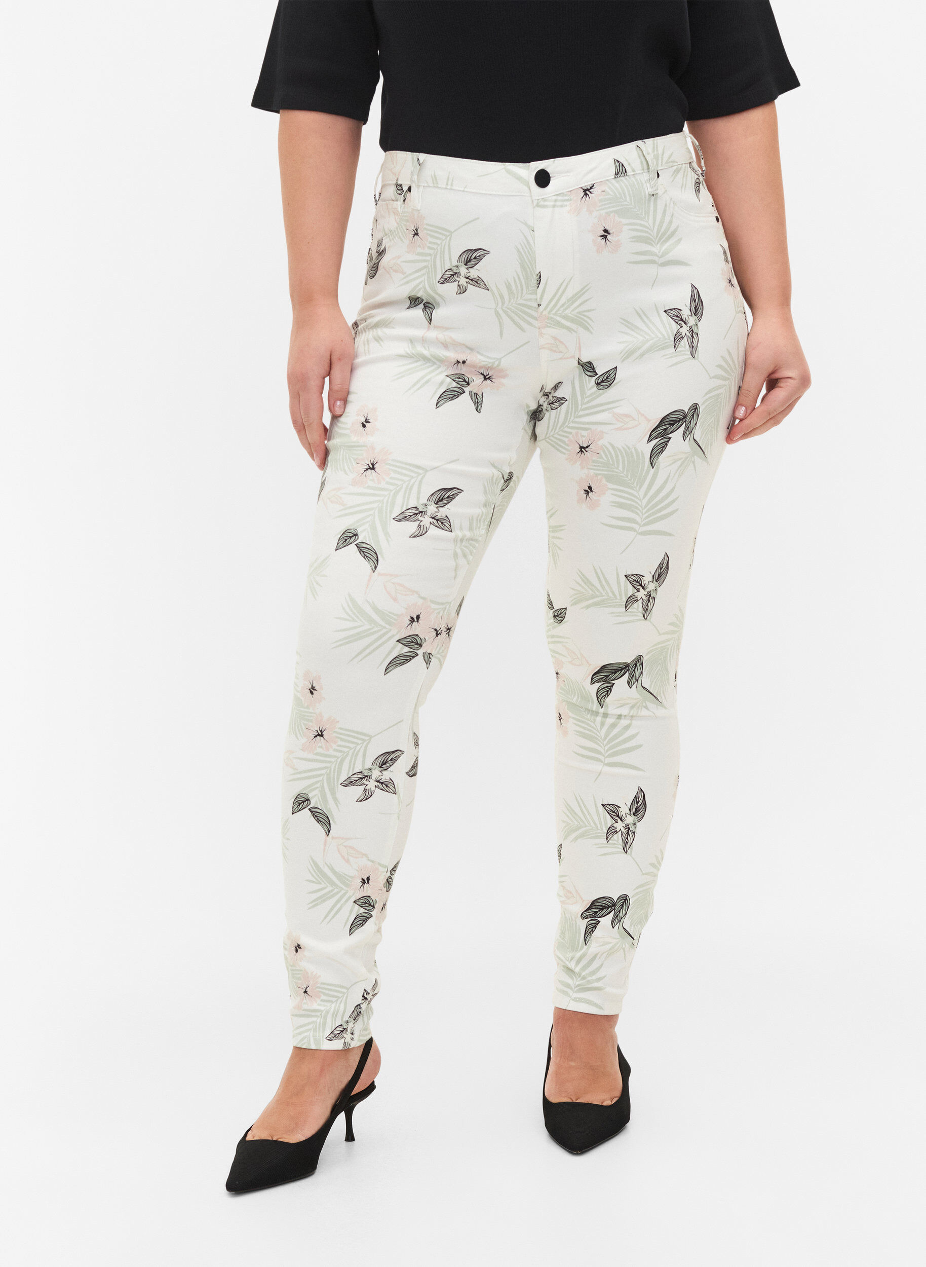 Zizzi Amy jeans med h&oslash;yt liv og blomsterm&oslash;nster, White Flower AOP L78, Model image number 2