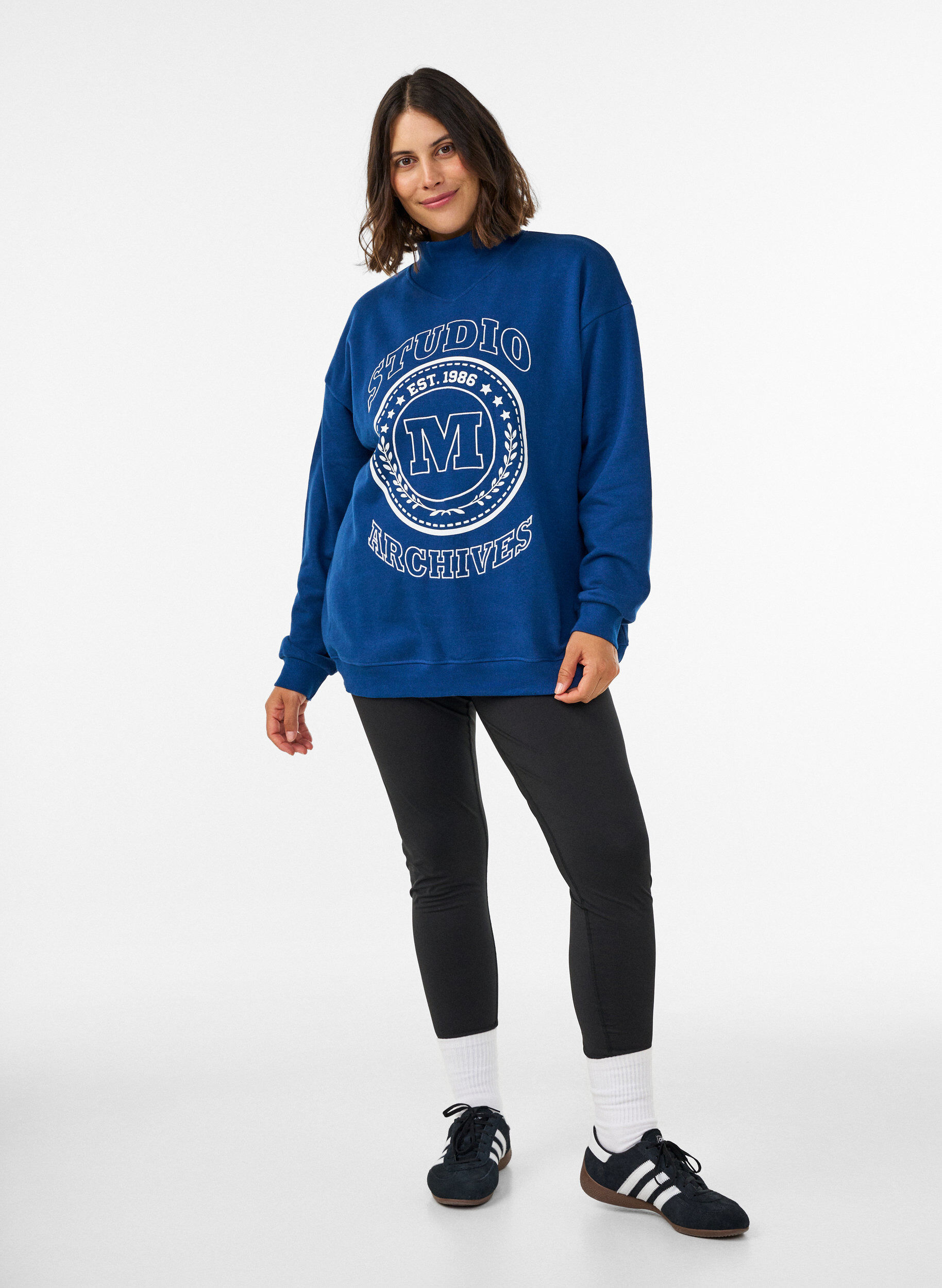 ZizziGenser med h&oslash;y hals og sporty motiv p&aring; forsiden, Bl&aring;, Model image number 1