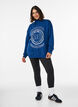 Genser med h&oslash;y hals og sporty motiv p&aring; forsiden, Bl&aring;, Model image number 1