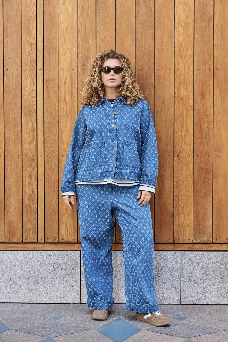 Avslappet bl&aring; denimstil, , Model