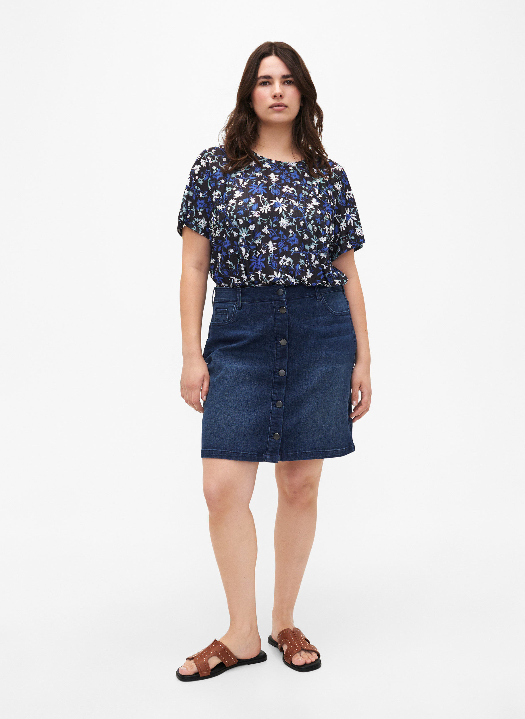 Zizzi FLASH &ndash; T-skjorte med blomstertrykk, Black Blue Green AOP, Model image number 2