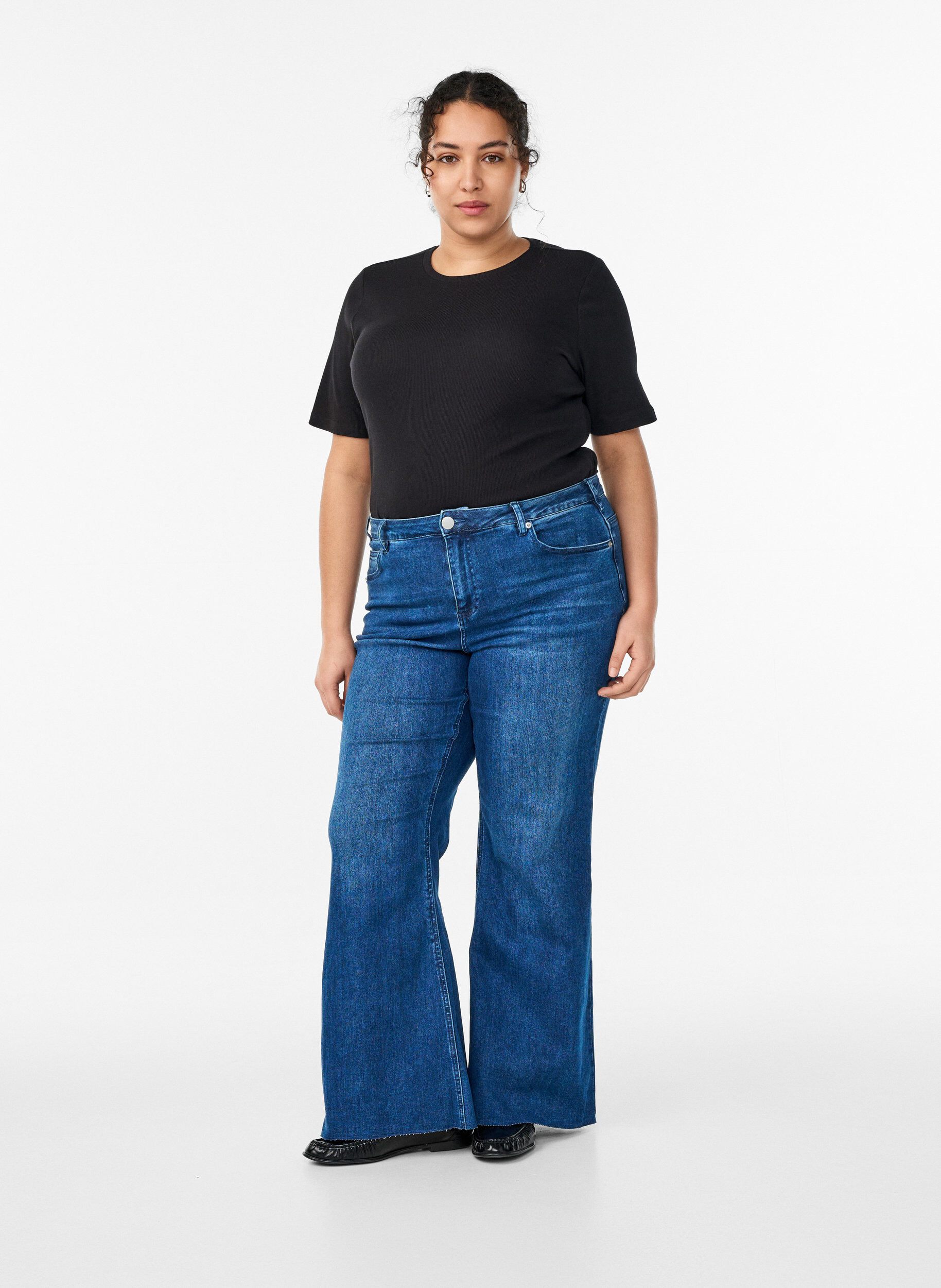 Zizzi Basic ribbestrikket T-skjorte med rund hals, Svart, Model image number 1