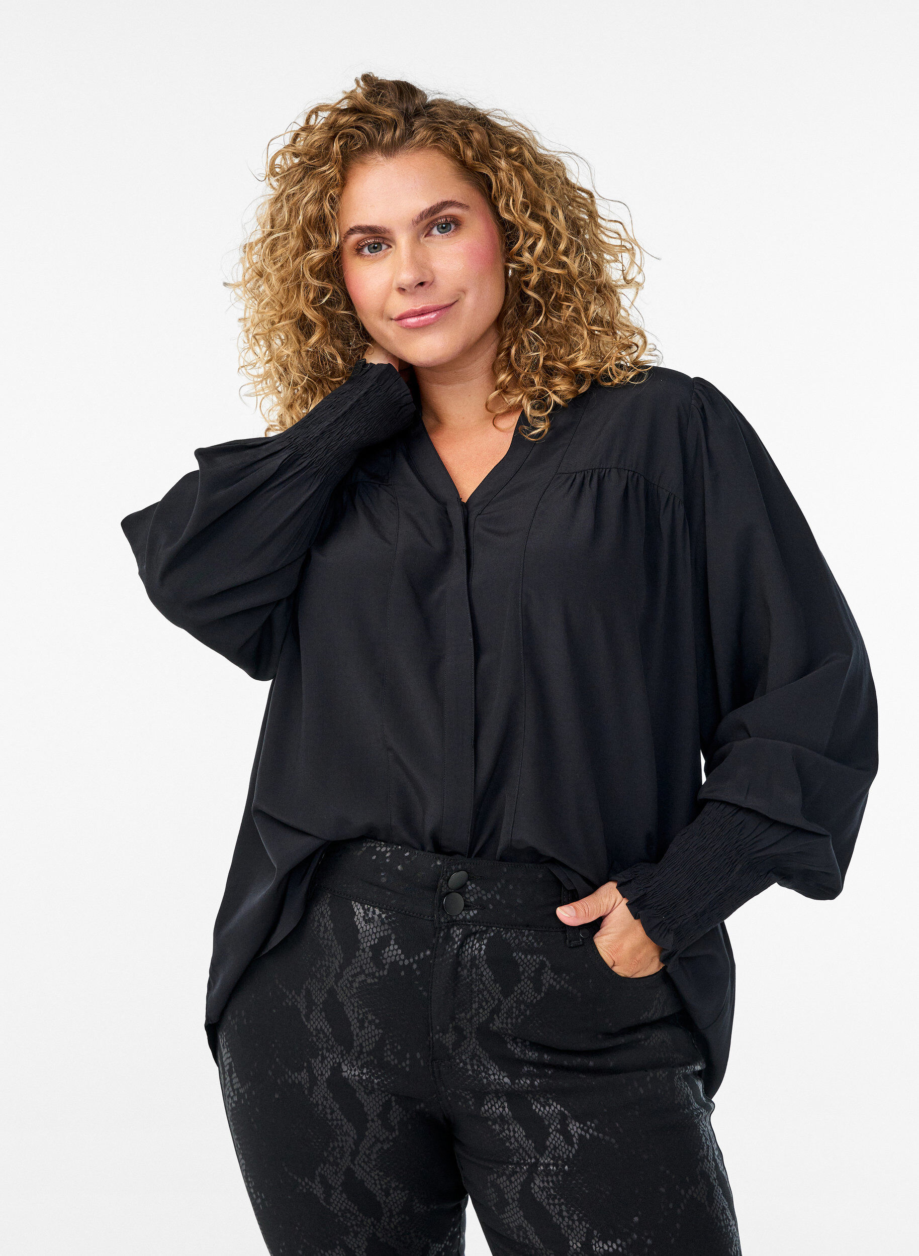 Bluse med rysjekrage og rynking, Svart, Model