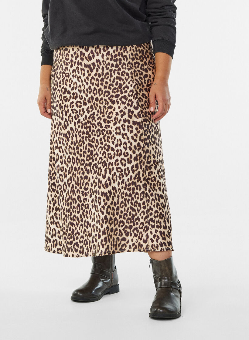 Midiskjørt i sateng, Leopard AOP, Model