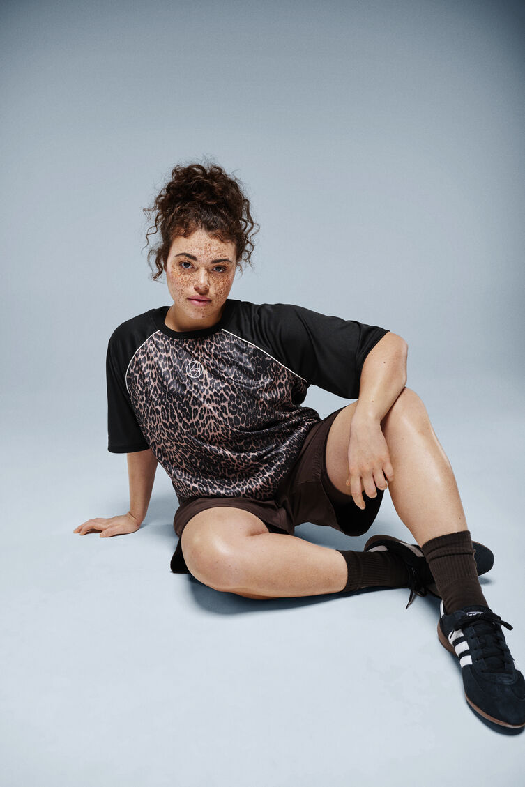 Treningsskjorte med leopardm&oslash;nster, , Model