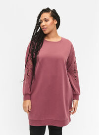Svettekjole med broderte detaljer, Rose Brown, Model