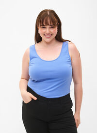 Ensfarget basistopp i bomull, Blue Bonnet, Model