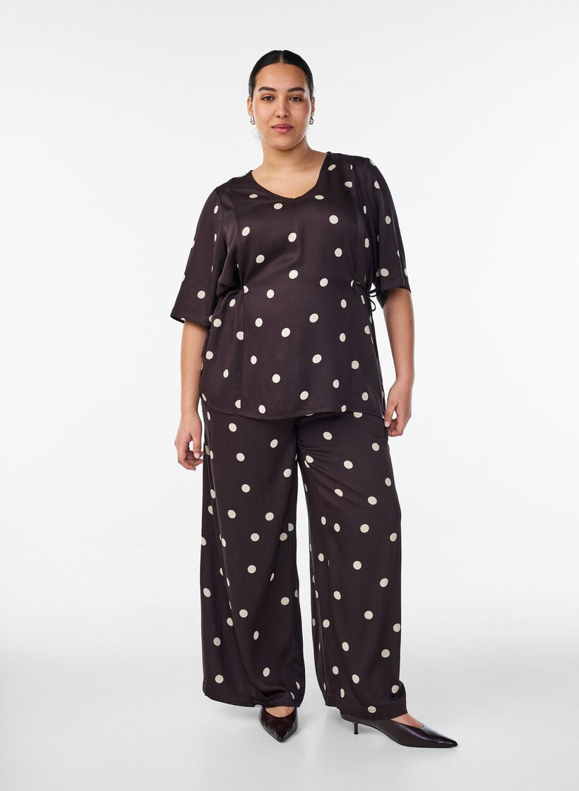 Polkadot viskosebluse med V-hals og knytelukking, Brun, Model image number 1