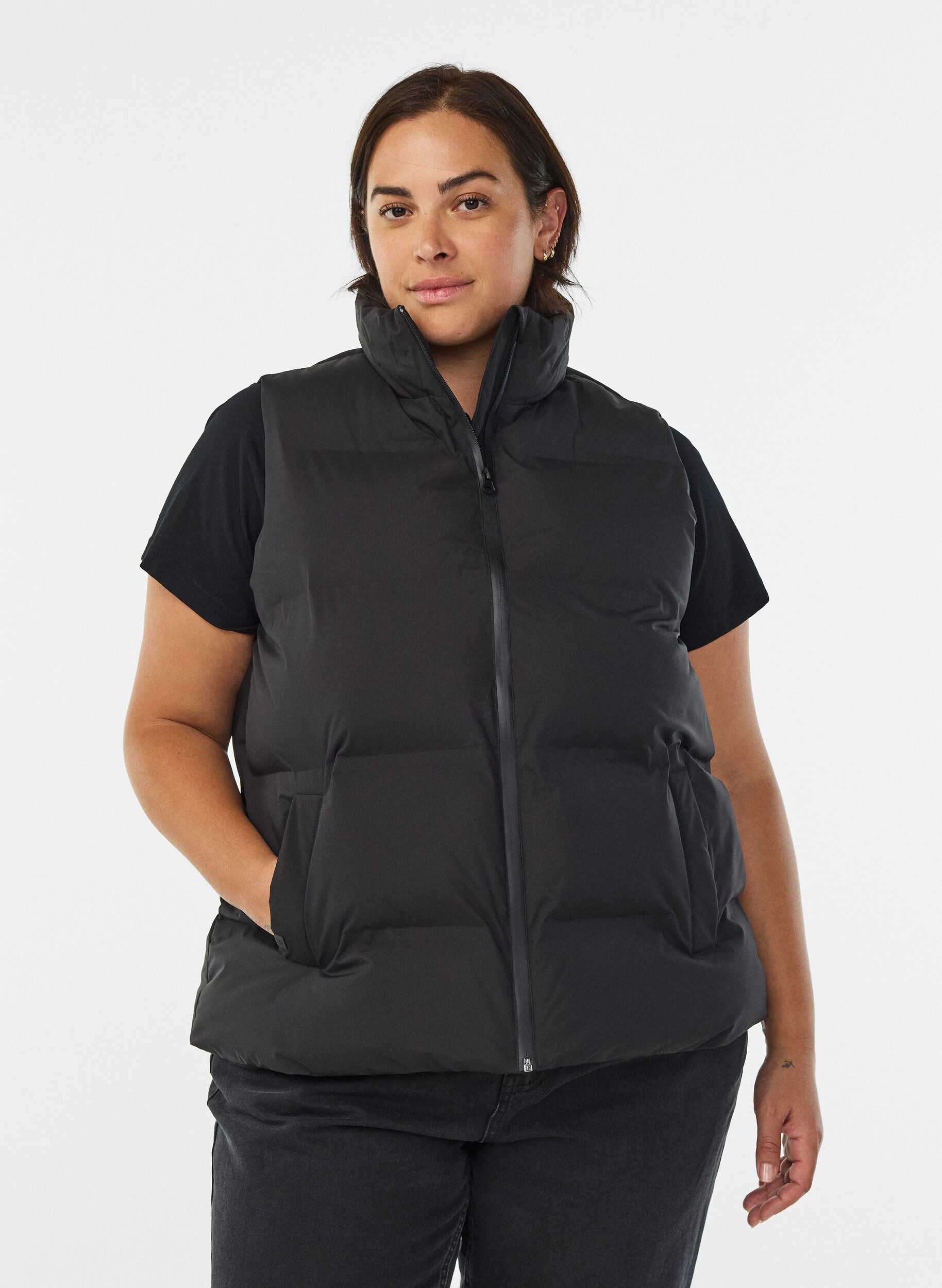Kort puffvest med h&oslash;y krage, Svart, Model