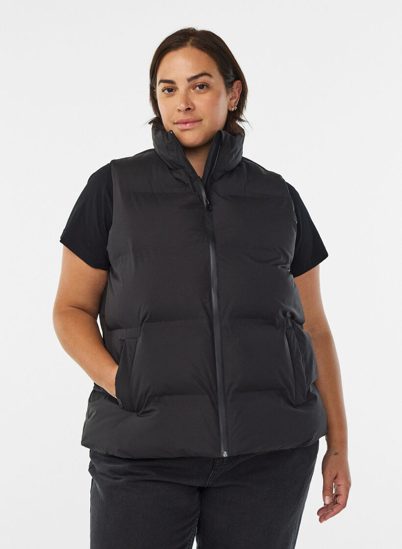 Kort puffvest med h&oslash;y krage, Svart, Model image number 0