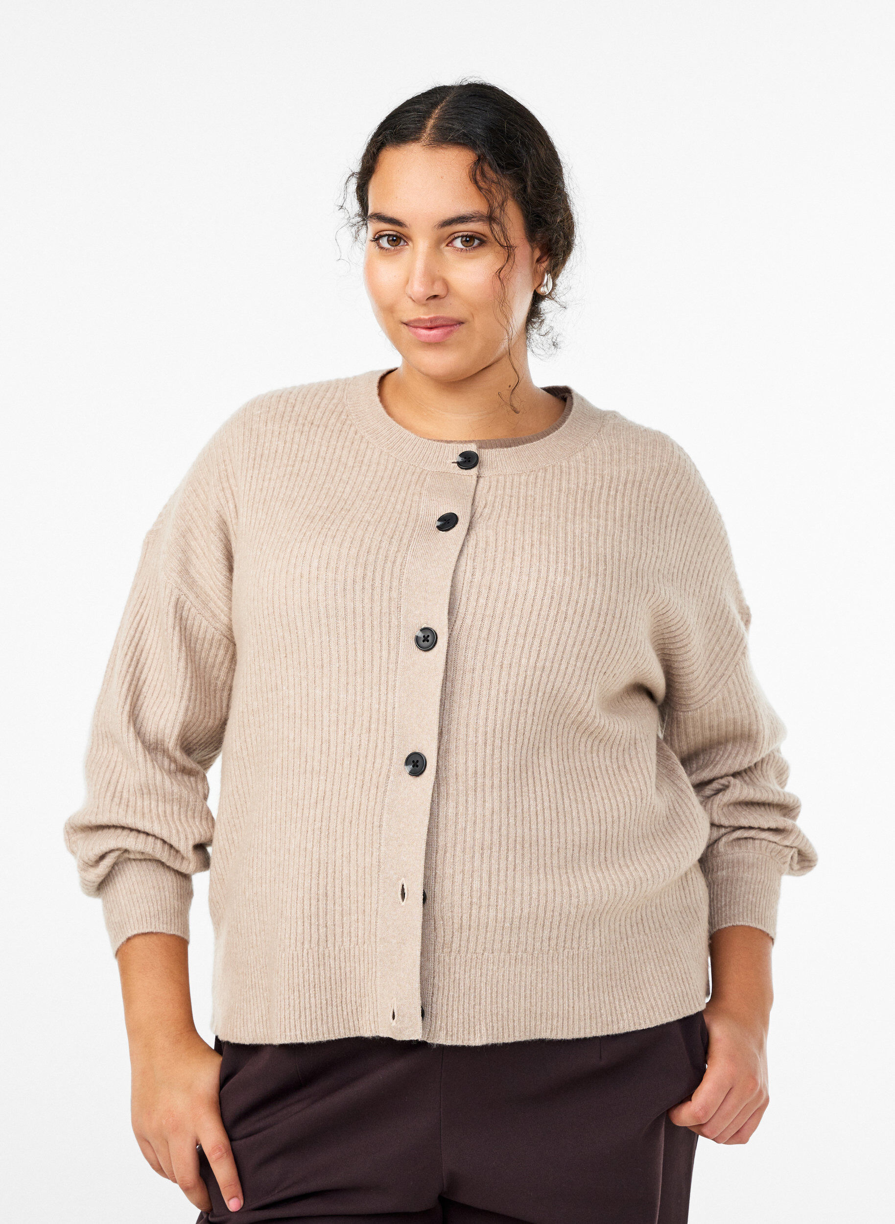 Ribbestrikket cardigan med knapper, Beige, Model