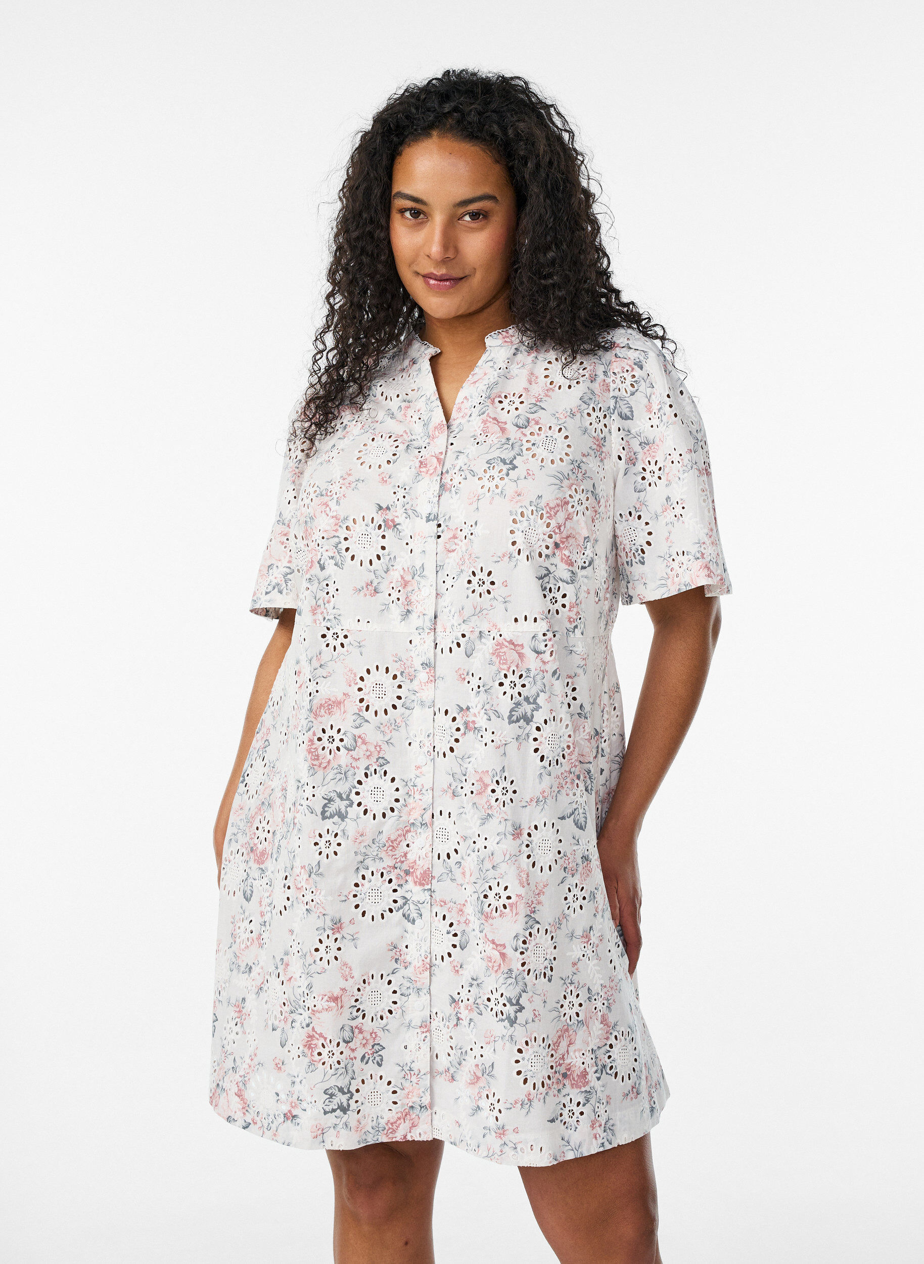 ZizziBomullskjole med blomsterm&oslash;nster og broderie anglaise, Vanilje, Model image number 0