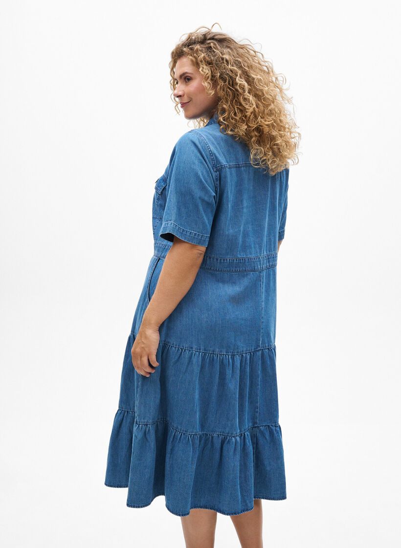 Midikjole i denim med knapper og korte ermer, Blue Denim, Model