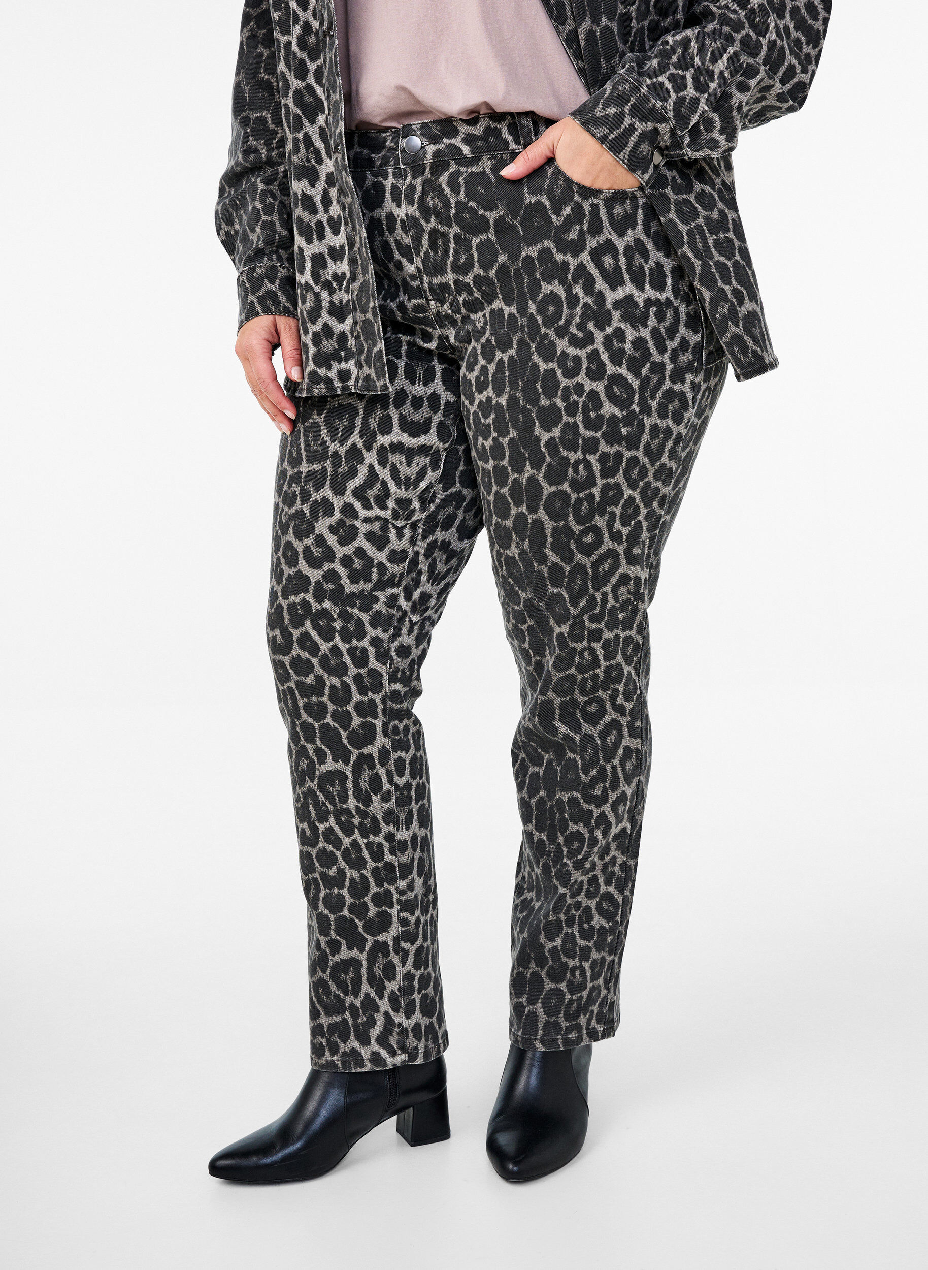 Zizzi Emily jeans med leopardm&oslash;nster, Gr&aring;, Model image number 2
