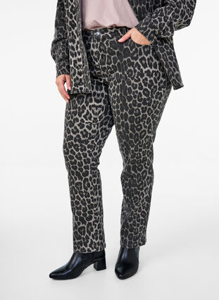 Zizzi Emily jeans med leopardmønster, Grå, Model image number 2