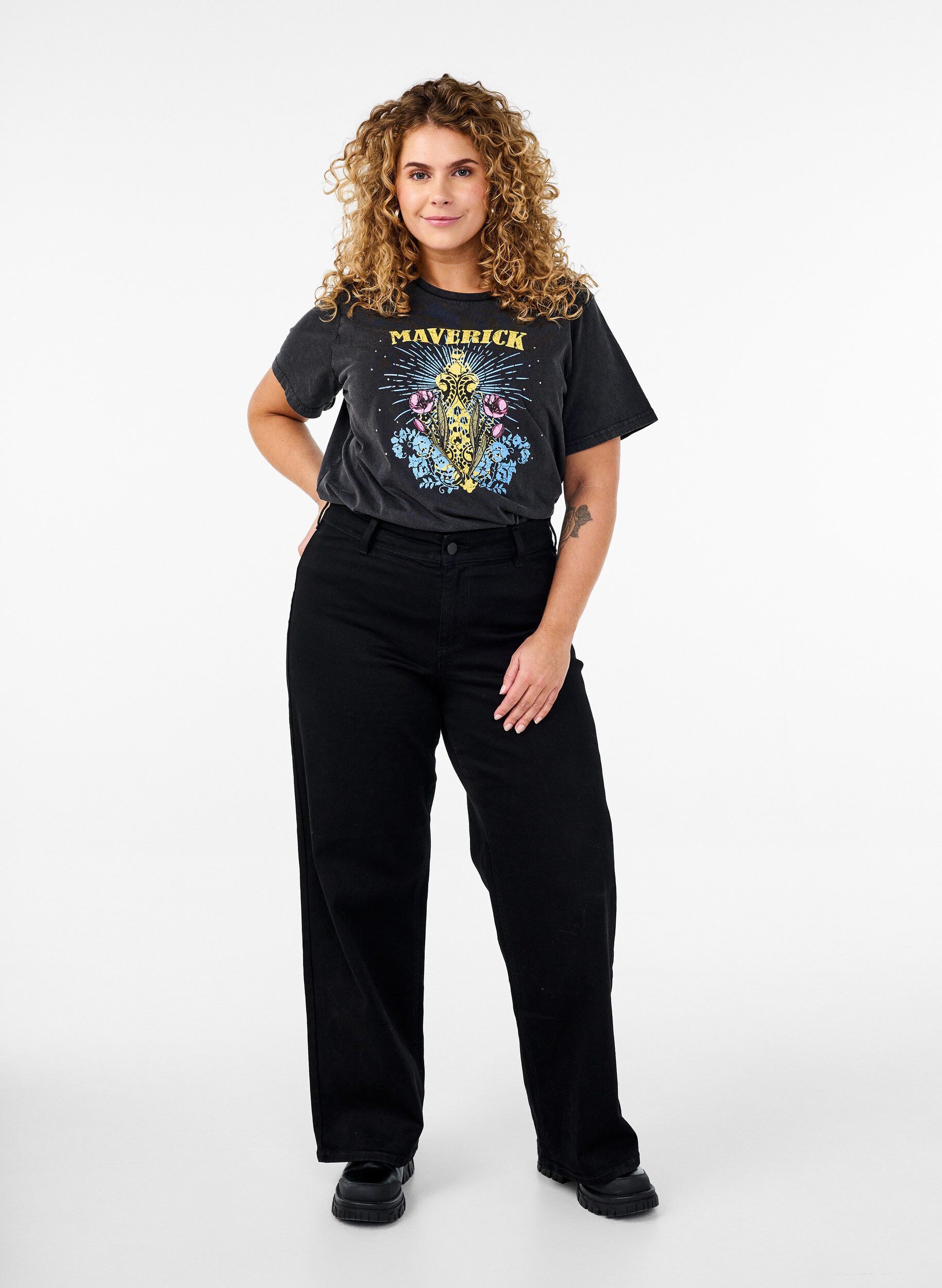 Zizzi T-skjorte i organisk bomull med grafisk trykk, Gr&aring;, Model image number 1