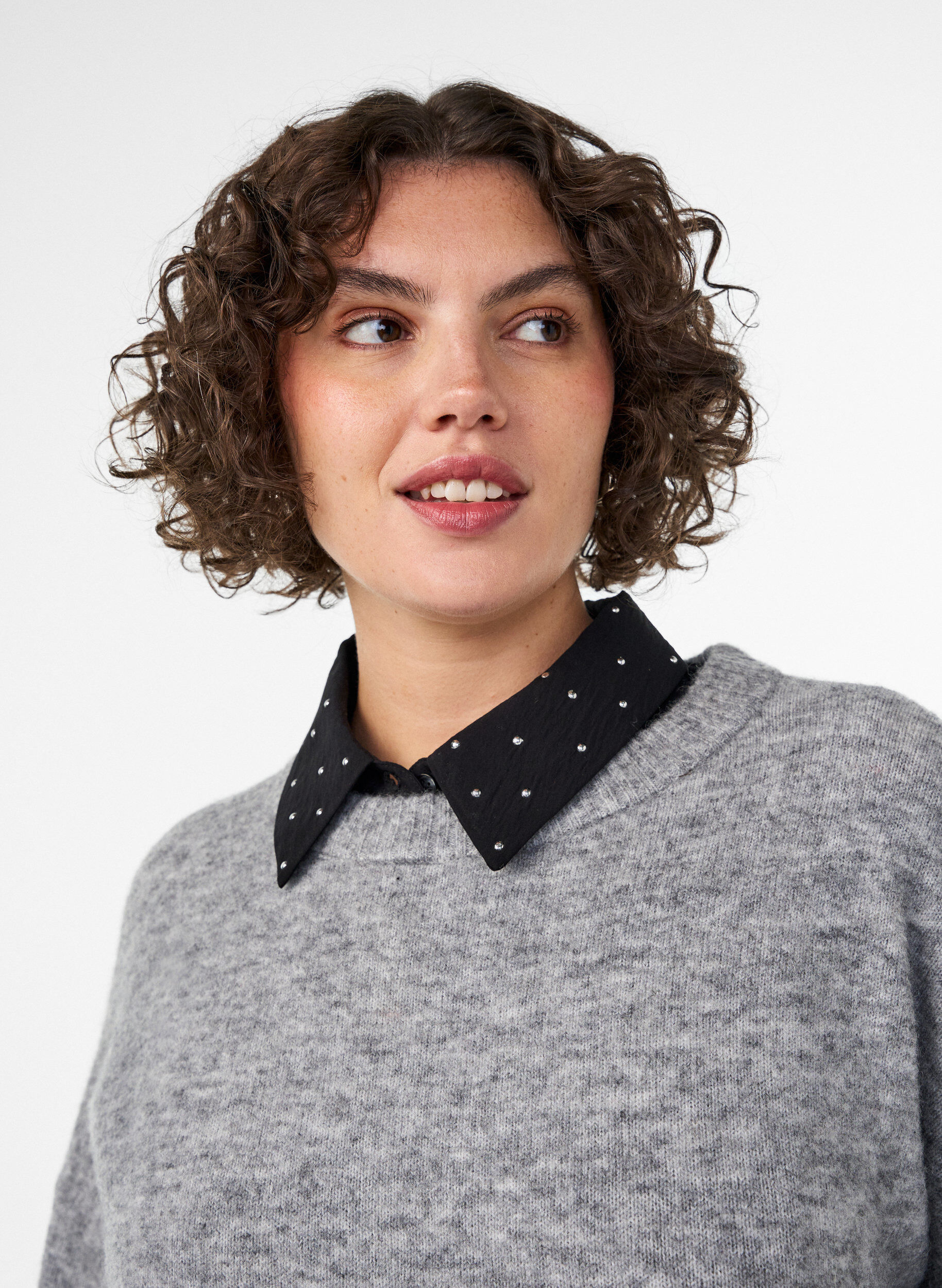 ZizziKrageinnsats med rhinsteiner og knapper, Svart, Model image number 0