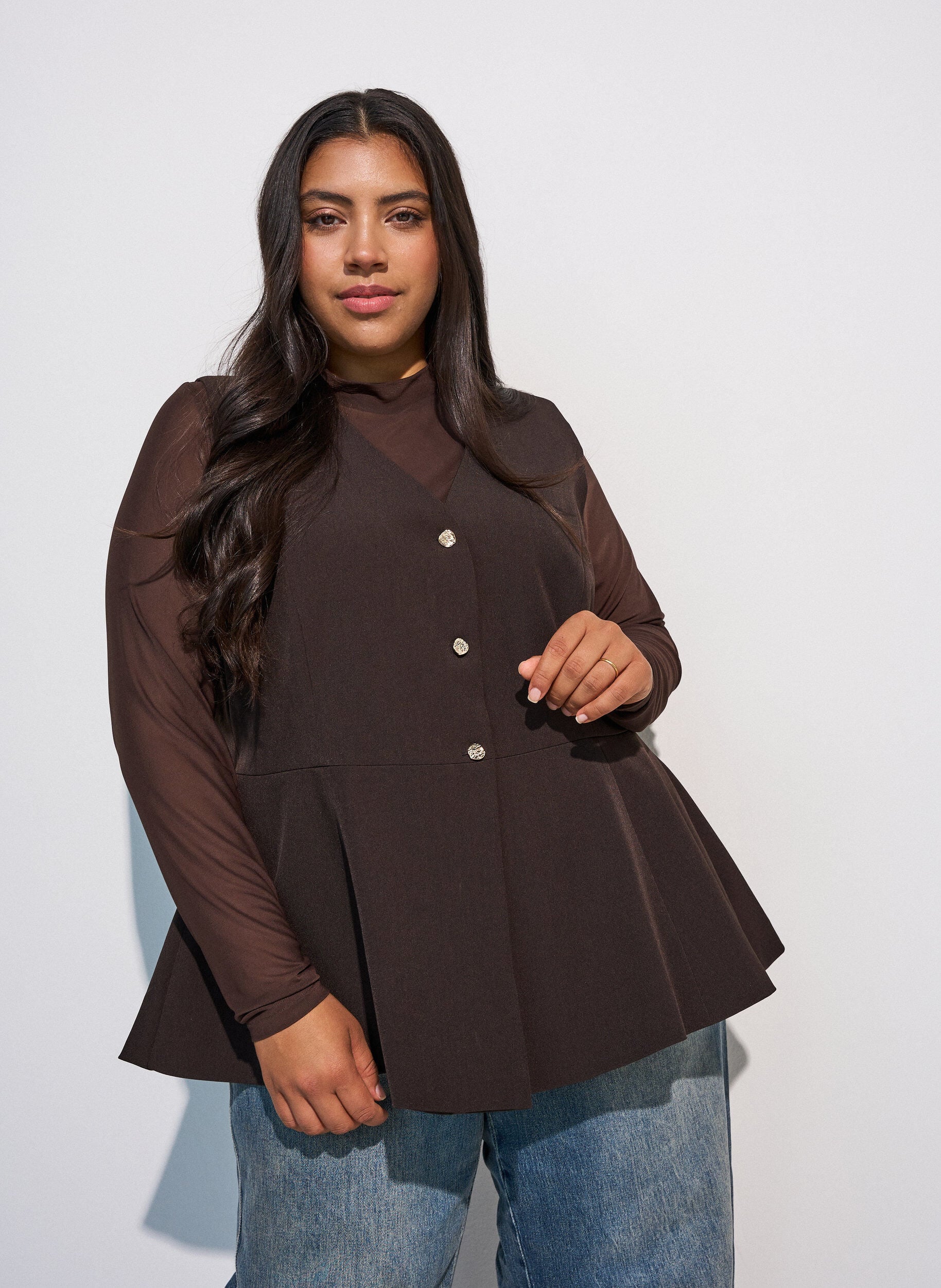 Tett sittende meshbluse med lange ermer, Brun, Model