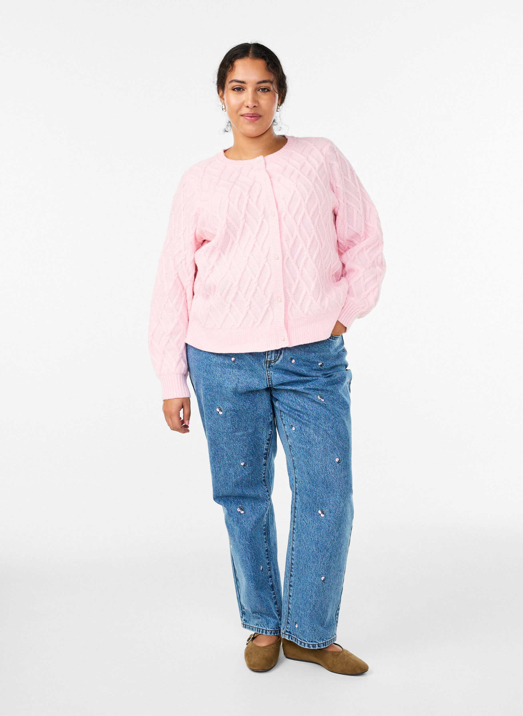 Zizzi Kabelstrikket cardigan med perleknapper, Rosa, Model image number 1