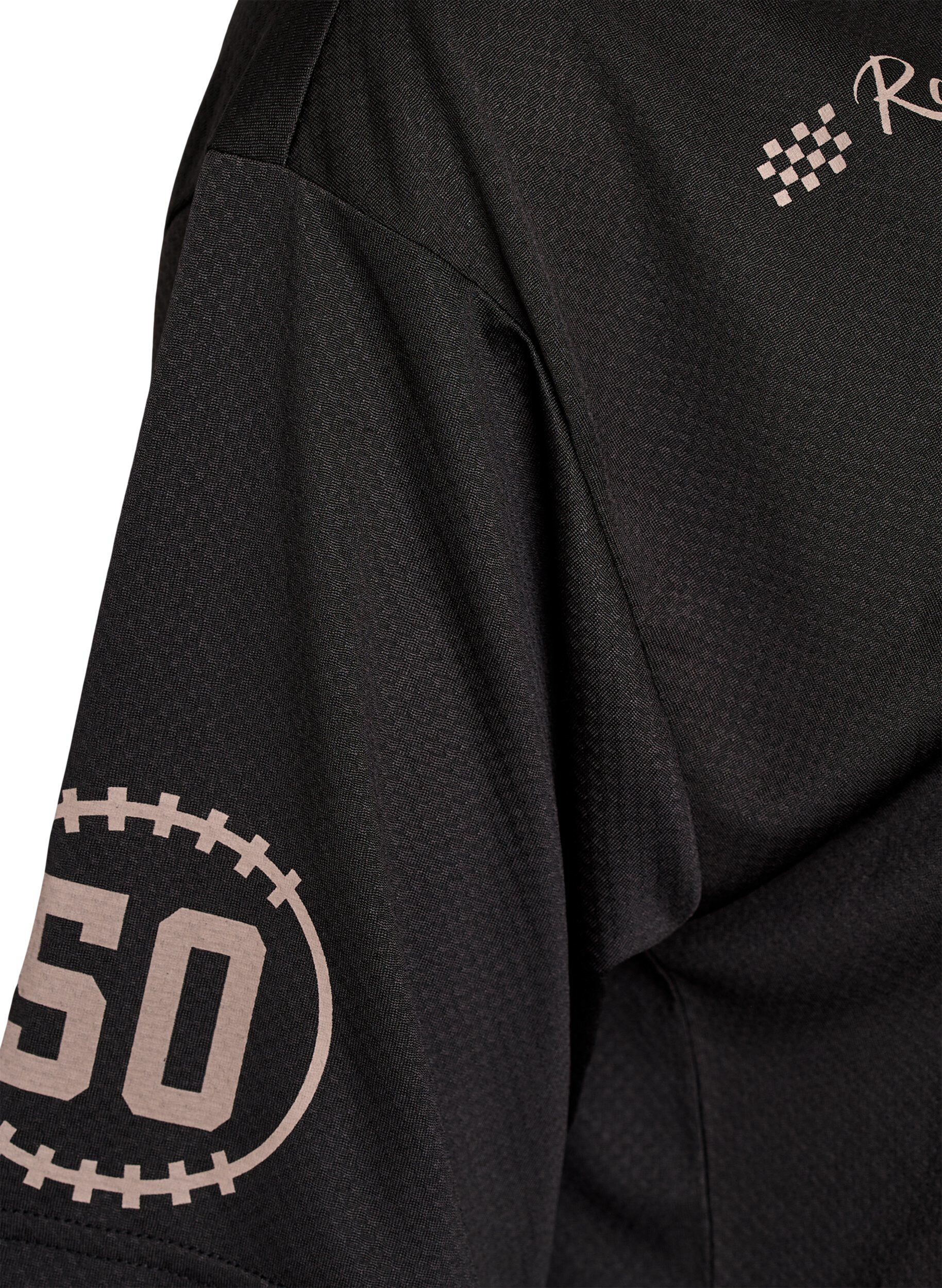 Zizzi Sporty T-skjorte med V-hals og racermotiv, Svart, Packshot image number 3