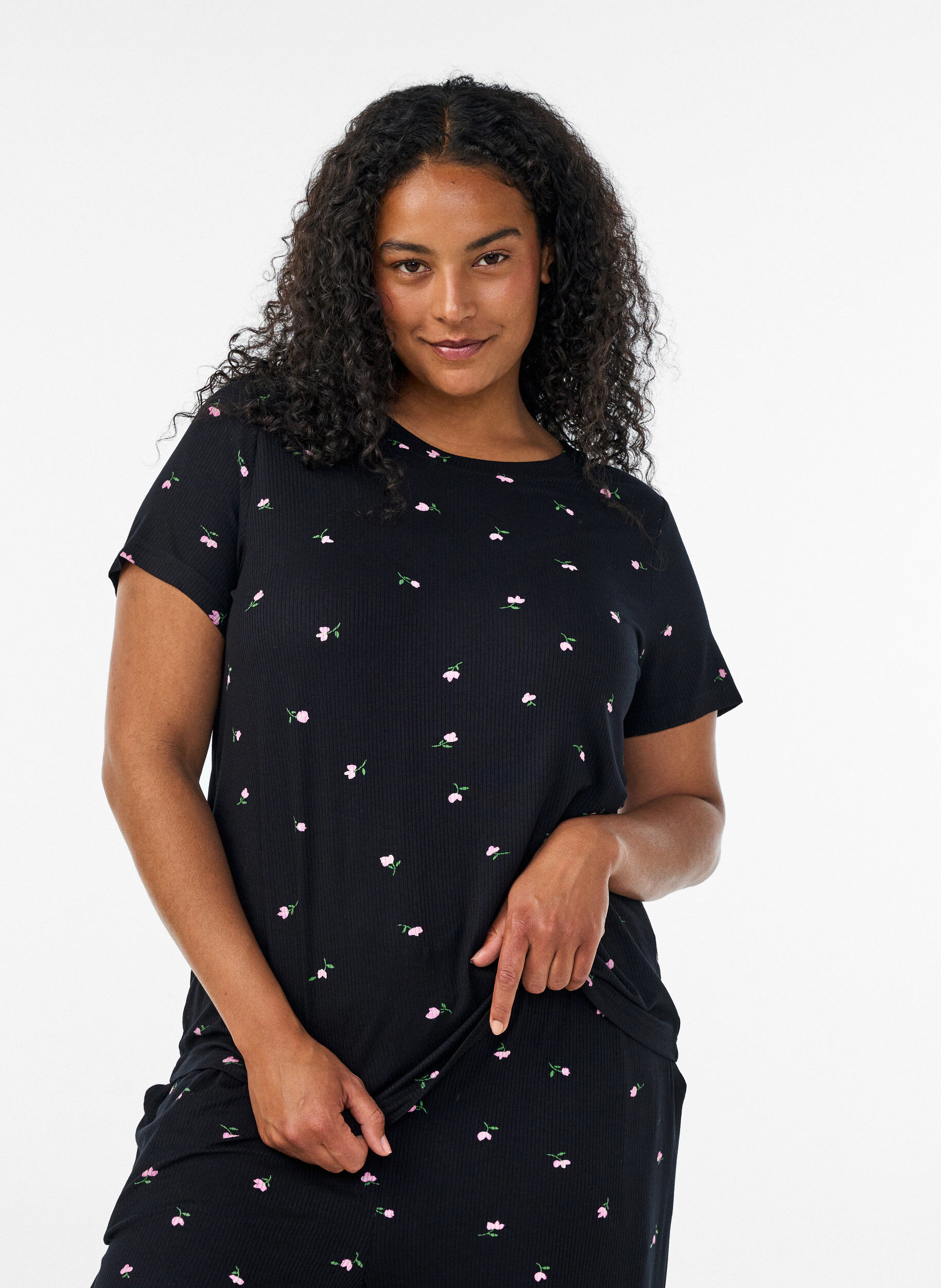 ZizziPyjamatopp med blomstertrykk og ribbet tekstur, Svart, Model image number 0