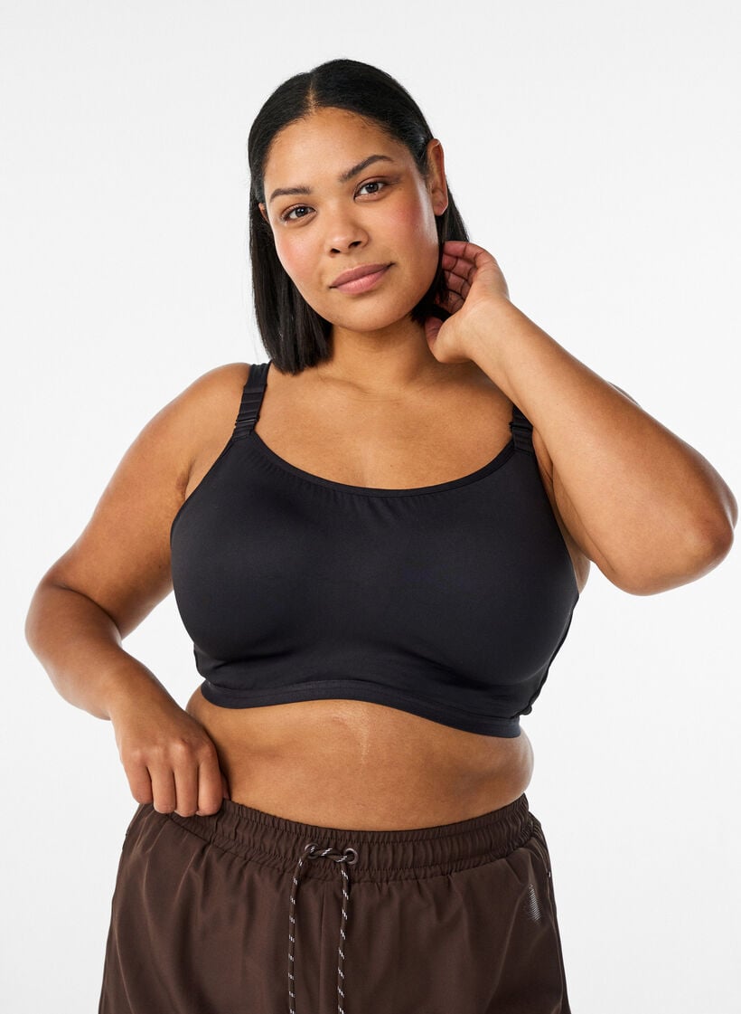 Sports-BH med h&oslash;y st&oslash;tte, b&oslash;yle og polstrede stropper, Svart, Model image number 0