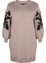 Strikket kjole med broderidetaljer, Desert Taupe Comb