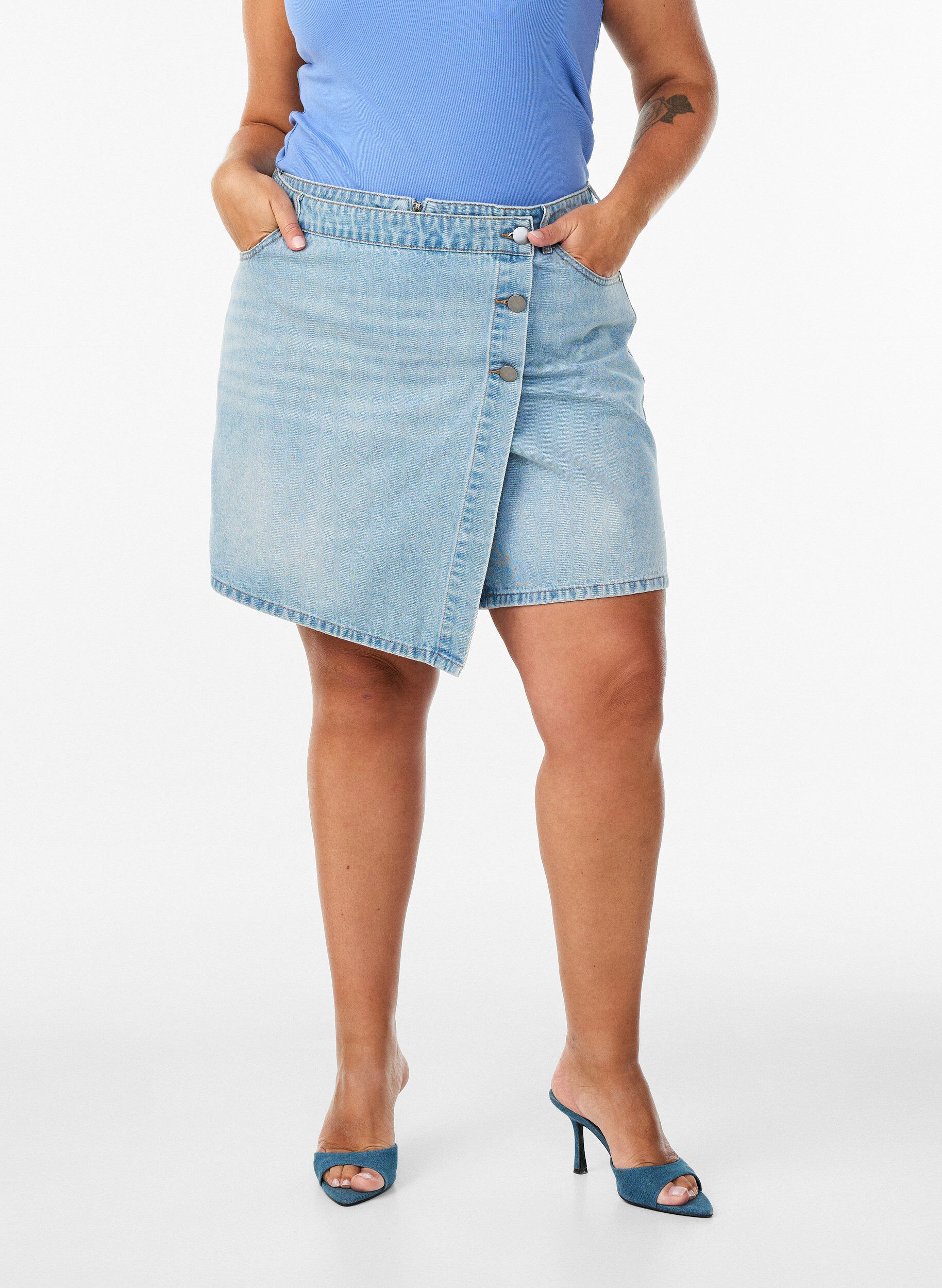 ZizziDenimskorts med omslagseffekt og h&oslash;y midje, Bl&aring;, Model image number 3